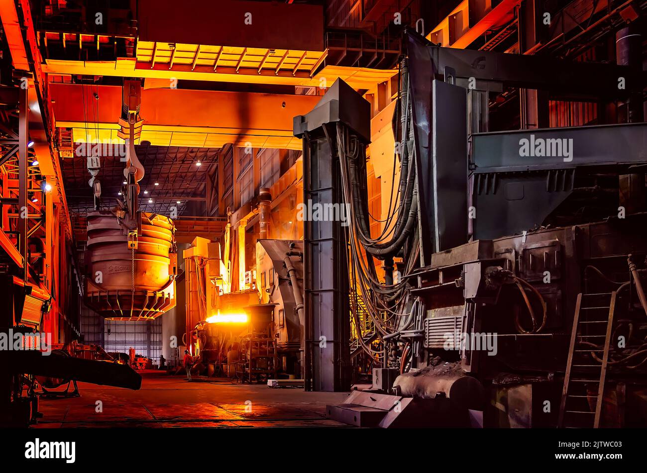Altmetall wird in einen Lichtbogenofen in der Schmelzerei in Severstal Columbus, 22. Oktober 2011, in Columbus, Mississippi, überführt. Stockfoto