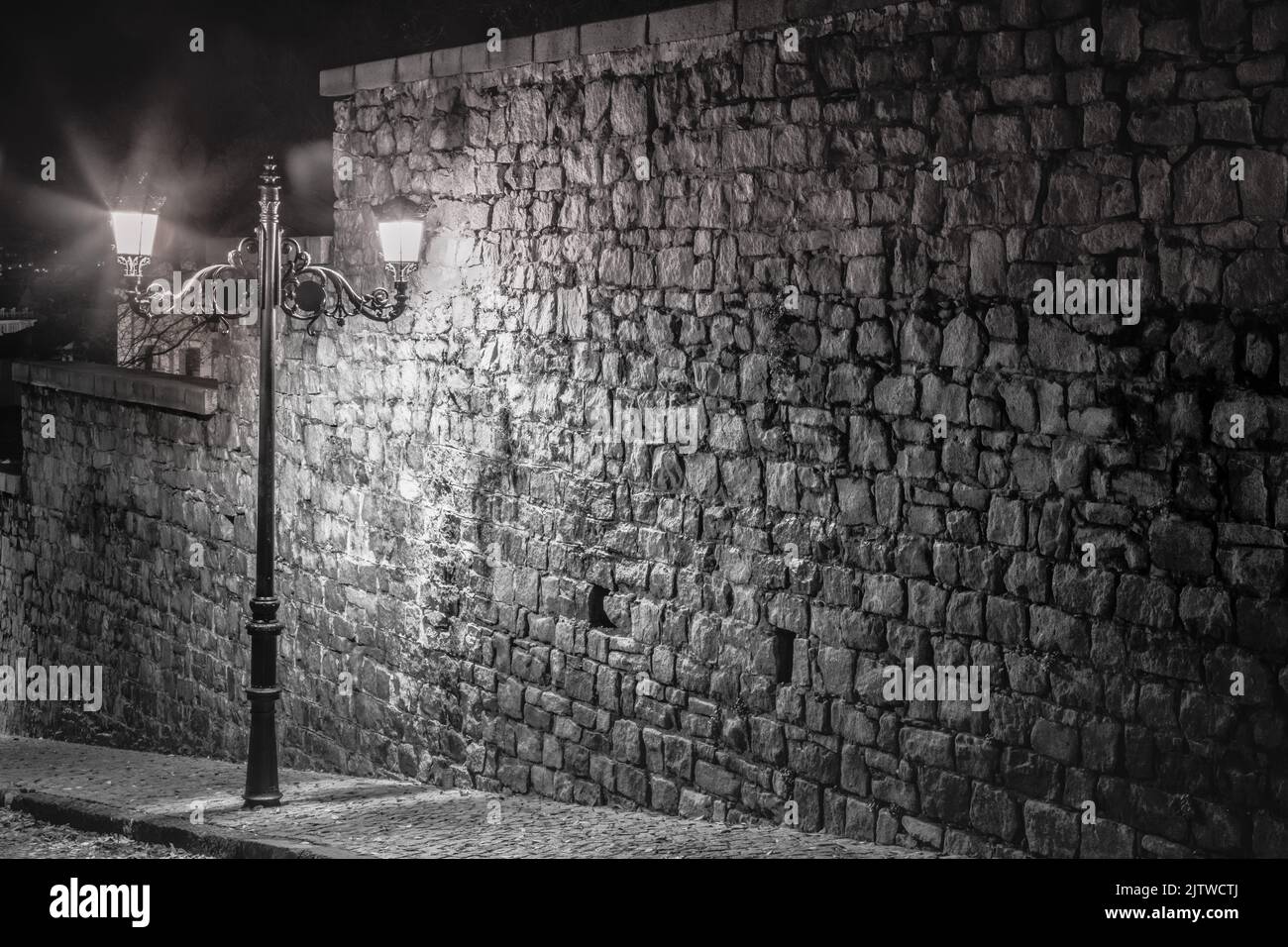 Straßenecke mit Lampe in der Prager Altstadt bei Nacht, Tschechische Republik Stockfoto