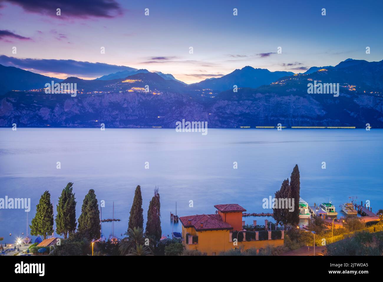 Oberhalb des idyllischen Gardasees in Malcesine bei Sonnenaufgang, italienische alpen, Langzeitbelichtung Stockfoto
