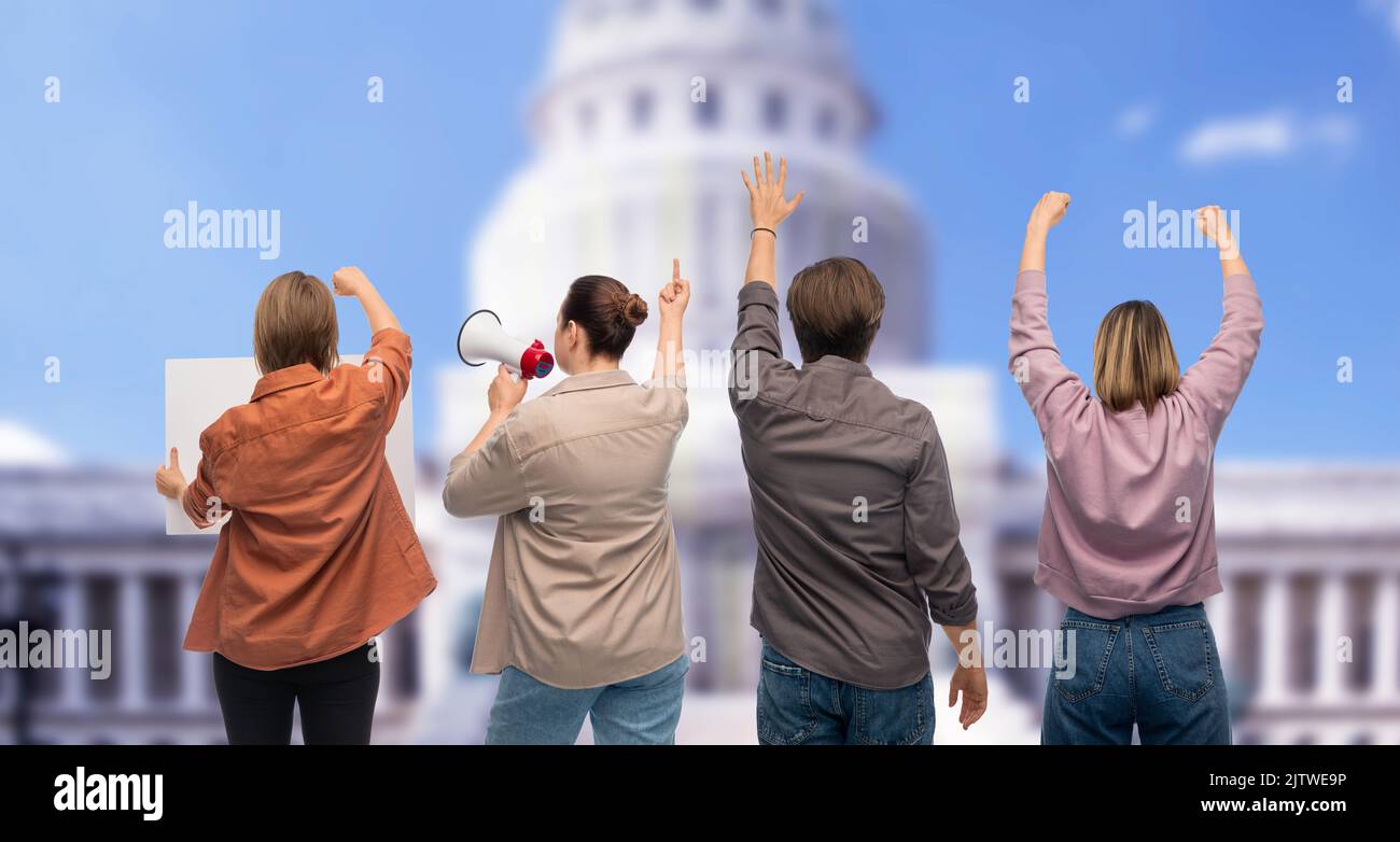 Eine Gruppe von wütenden Menschen protestiert gegen die Demonstration Stockfoto