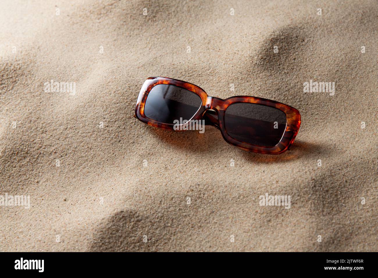 Tortoiseshell Sonnenbrille am Strand Sand Stockfoto