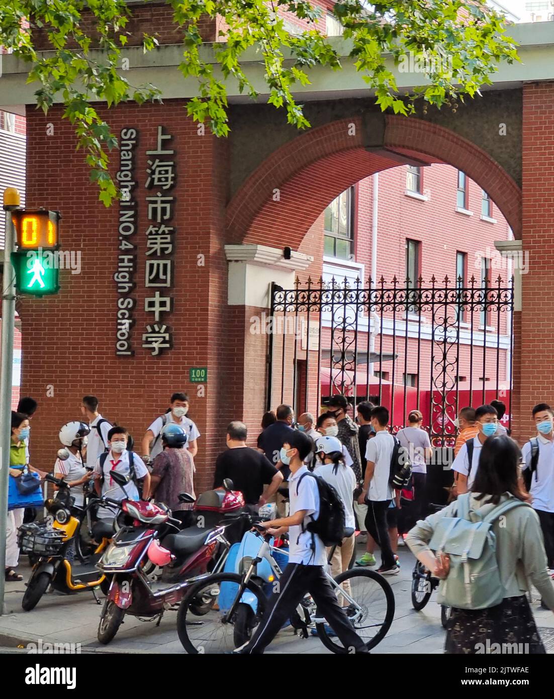SHANGHAI, CHINA - 1. SEPTEMBER 2022 - Eine große Anzahl von Schülern besucht die Schule am Tor der Shanghai Nr. 4 Mittelschule in Shanghai, China, 1. September, Stockfoto