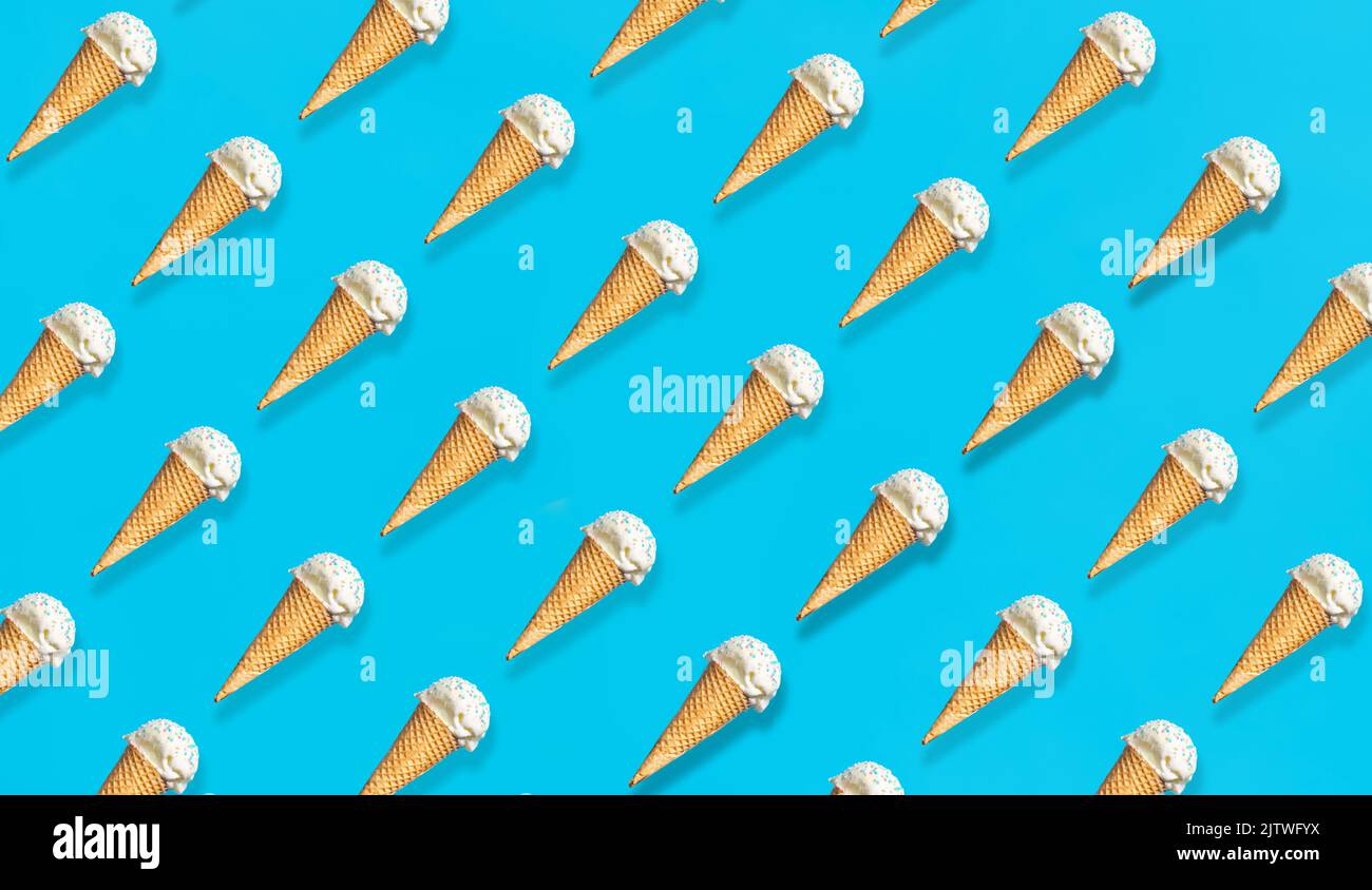 Eiscreme in Waffelkegel auf blauem Hintergrund Stockfoto