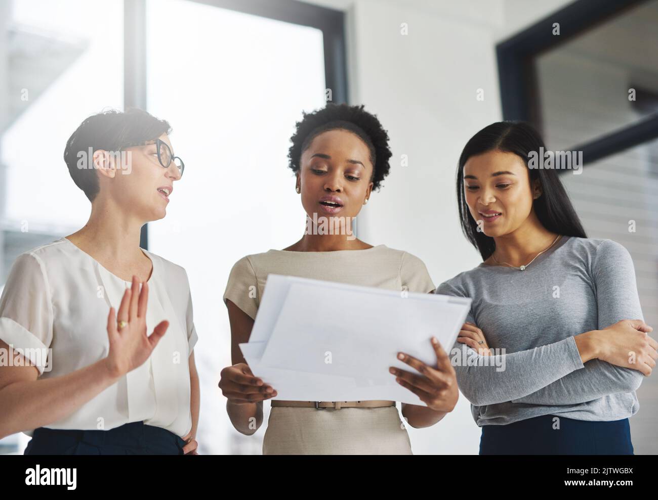 Sichern Sie Geschäftsentscheidungen mit Daten und Fakten. Eine Gruppe von Geschäftsfrauen analysieren gemeinsam Schreibarbeit. Stockfoto