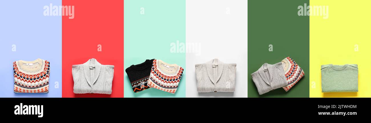 Set warmer Strickpullover auf farbigem Hintergrund, Draufsicht Stockfoto