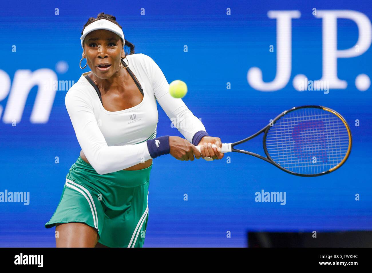 New York, USA, 1.. September 2022. DIE US-Tennisspieler Serena und Venus Williams spielen ihr Doppelspiel während des US Open Turniers im Billie Jan King National Tennis Center am Donnerstag, den 01,09. 2022. © Jürgen Hasenkopf / Alamy Live News Stockfoto