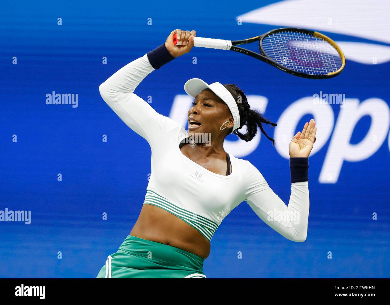 New York, USA, 1.. September 2022. DIE US-Tennisspieler Serena und Venus Williams spielen ihr Doppelspiel während des US Open Turniers im Billie Jan King National Tennis Center am Donnerstag, den 01,09. 2022. © Jürgen Hasenkopf / Alamy Live News Stockfoto