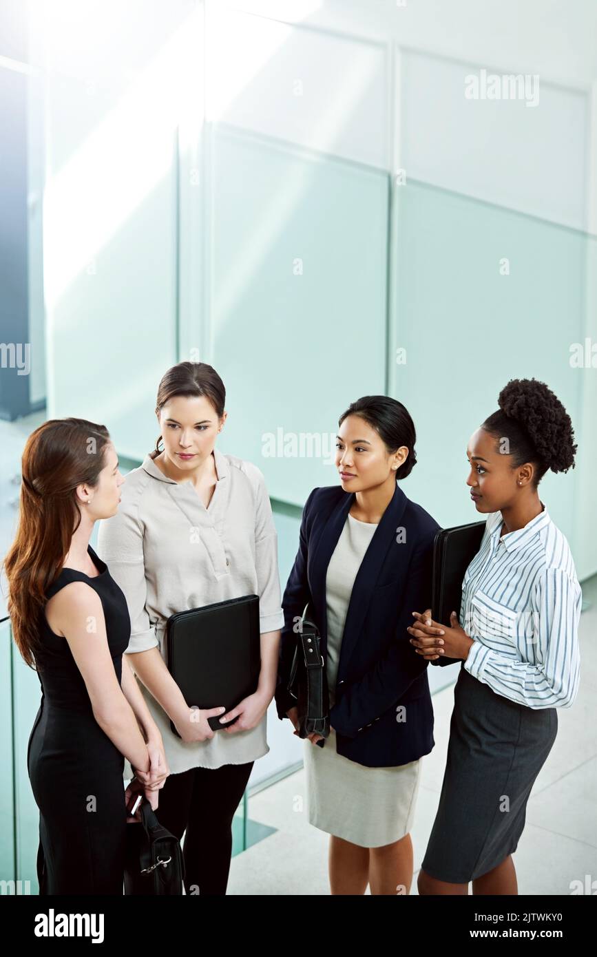Harte Probleme sind für harte Teams nicht zu bewältigen. Geschäftsfrau steht zusammen, während sie im Büro über das Geschäft spricht. Stockfoto