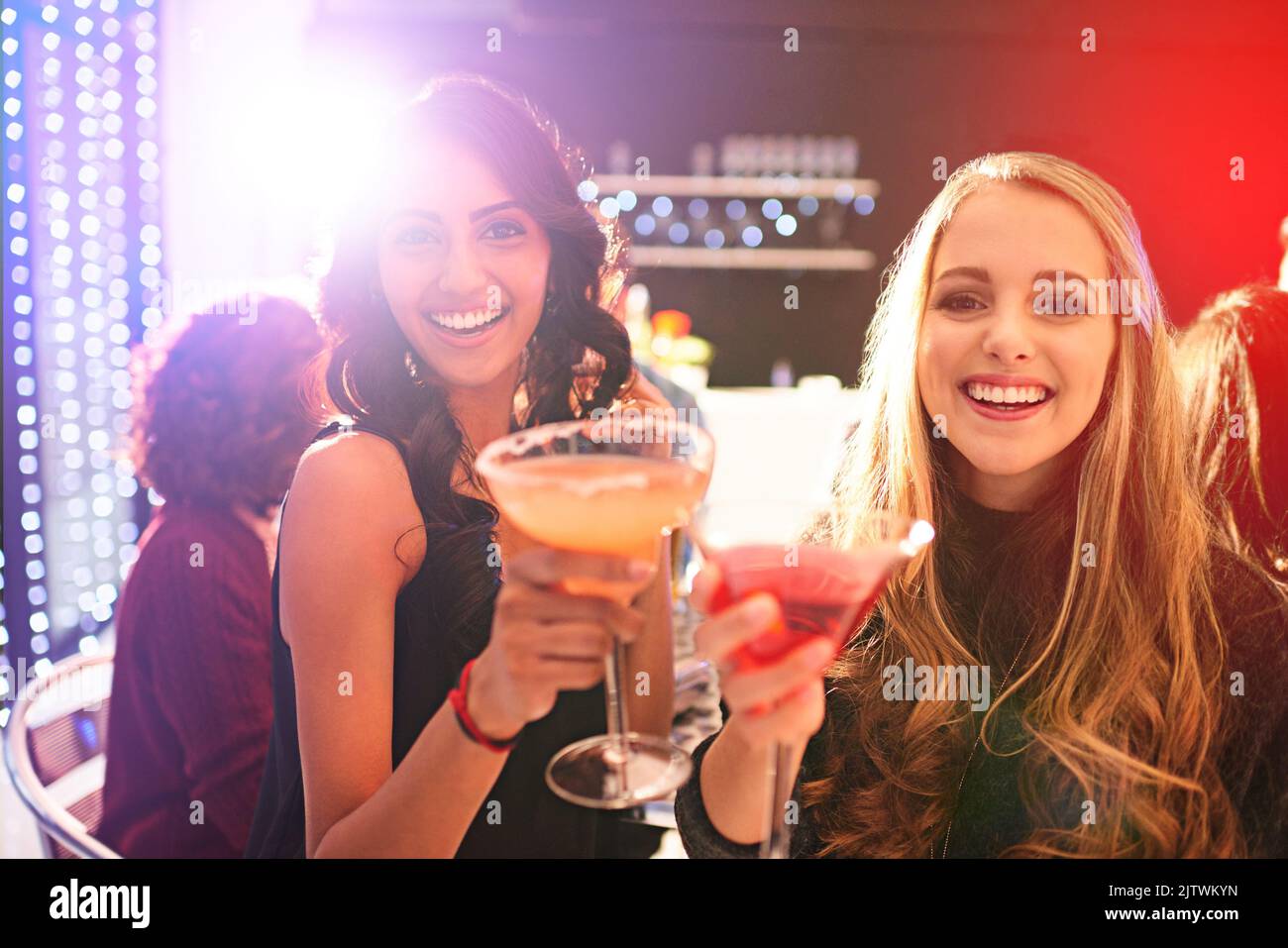 Zeit zum Feiern. Porträt zweier junger Frauen, die auf einer Party Cocktails trinken. Stockfoto
