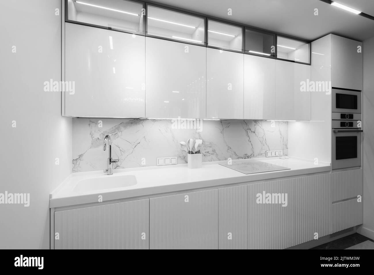 Weiße Möbel in der Küche der Wohnung. Stockfoto