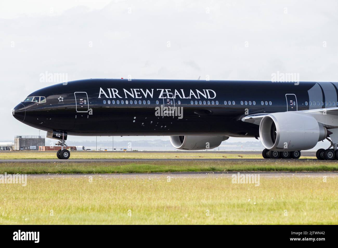 Das größte schwarze Flugzeug der Welt in der schwarzen Farbgebung von Air New Zealand feiert den Sieg der All Blacks bei der Rugby-Weltmeisterschaft Stockfoto