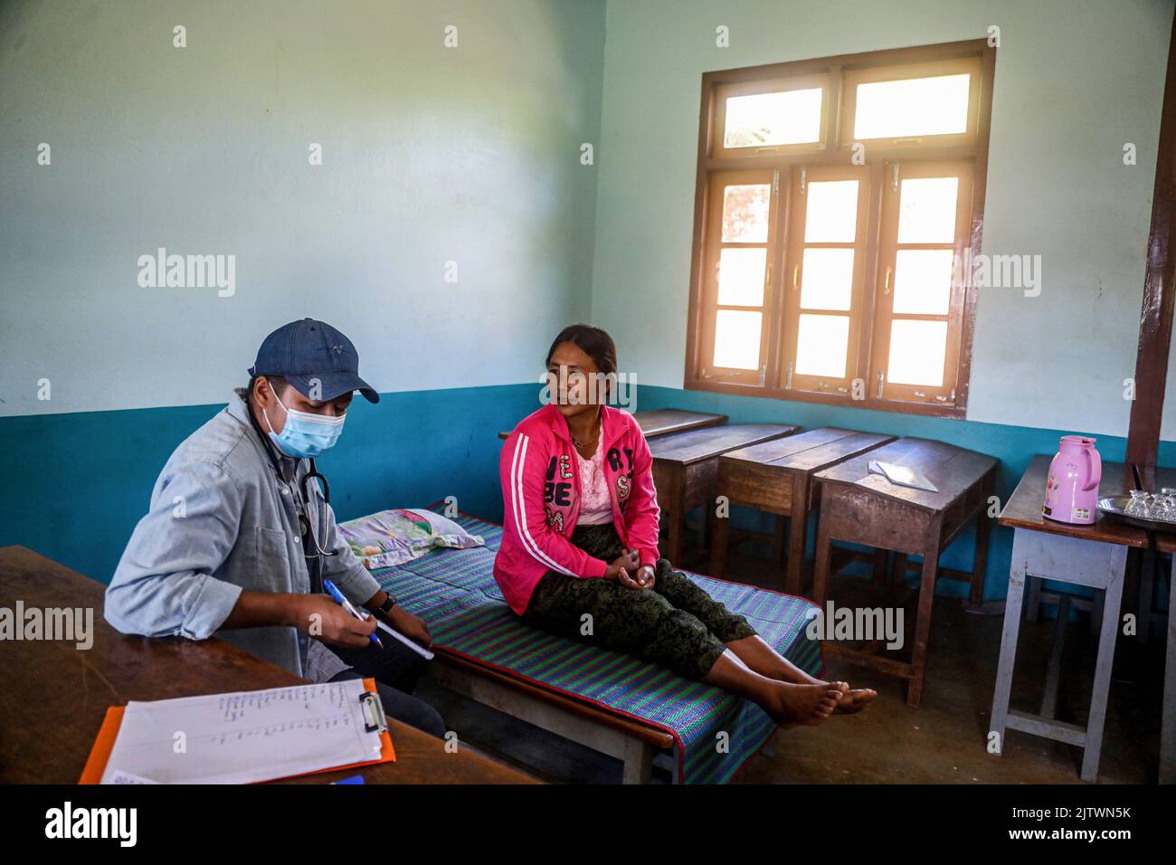 Myanmar. 28. August 2022. Ein Arzt von 'Nway Oo Sayy Aid' untersucht den Patienten im Lager. „Nway Oo Sayy Aid“ („Spring Medical Bag“ in birmanischer Sprache), der Name des medizinischen Teams, das sich um die Karen-Flüchtlinge im Kayah-Staat kümmert, ging in ein IDP-Lager für medizinische Untersuchungen, in dem rund 300 Menschen leben, Dieses medizinische Team dient der medizinischen Notversorgung hauptsächlich in Kriegsgebieten und Flüchtlingslagern im Bundesstaat Kayah. Kredit: SOPA Images Limited/Alamy Live Nachrichten Stockfoto