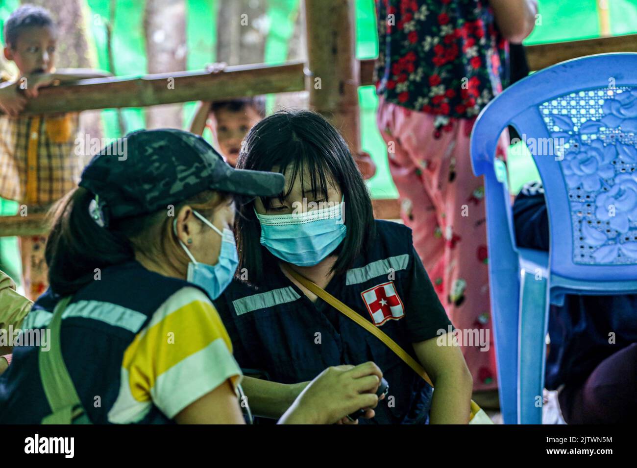 Myanmar. 28. August 2022. Freiwillige des medizinischen Notfallteams „Nway Oo Sayy Aid“. „Nway Oo Sayy Aid“ („Spring Medical Bag“ in birmanischer Sprache), der Name des medizinischen Teams, das sich um die Karen-Flüchtlinge im Kayah-Staat kümmert, ging in ein IDP-Lager für medizinische Untersuchungen, in dem rund 300 Menschen leben, Dieses medizinische Team dient der medizinischen Notversorgung hauptsächlich in Kriegsgebieten und Flüchtlingslagern im Bundesstaat Kayah. Kredit: SOPA Images Limited/Alamy Live Nachrichten Stockfoto