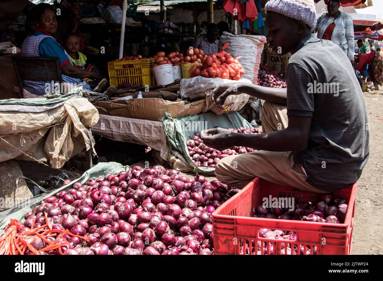 Nakuru, Kenia. 01. September 2022. Ein Händler verkauft Zwiebeln auf einem Frischemarkt in Nakuru Town. Die Inflation in Kenia stieg im August, dem Monat, in dem die Parlamentswahlen stattfanden, auf 8,5 %, wobei die Nahrungsmittelinflation bei 15,3 % lag. Der Anstieg ist seit März 2022 im Aufwärtstrend. (Foto von James Wakibia/SOPA Images/Sipa USA) Quelle: SIPA USA/Alamy Live News Stockfoto