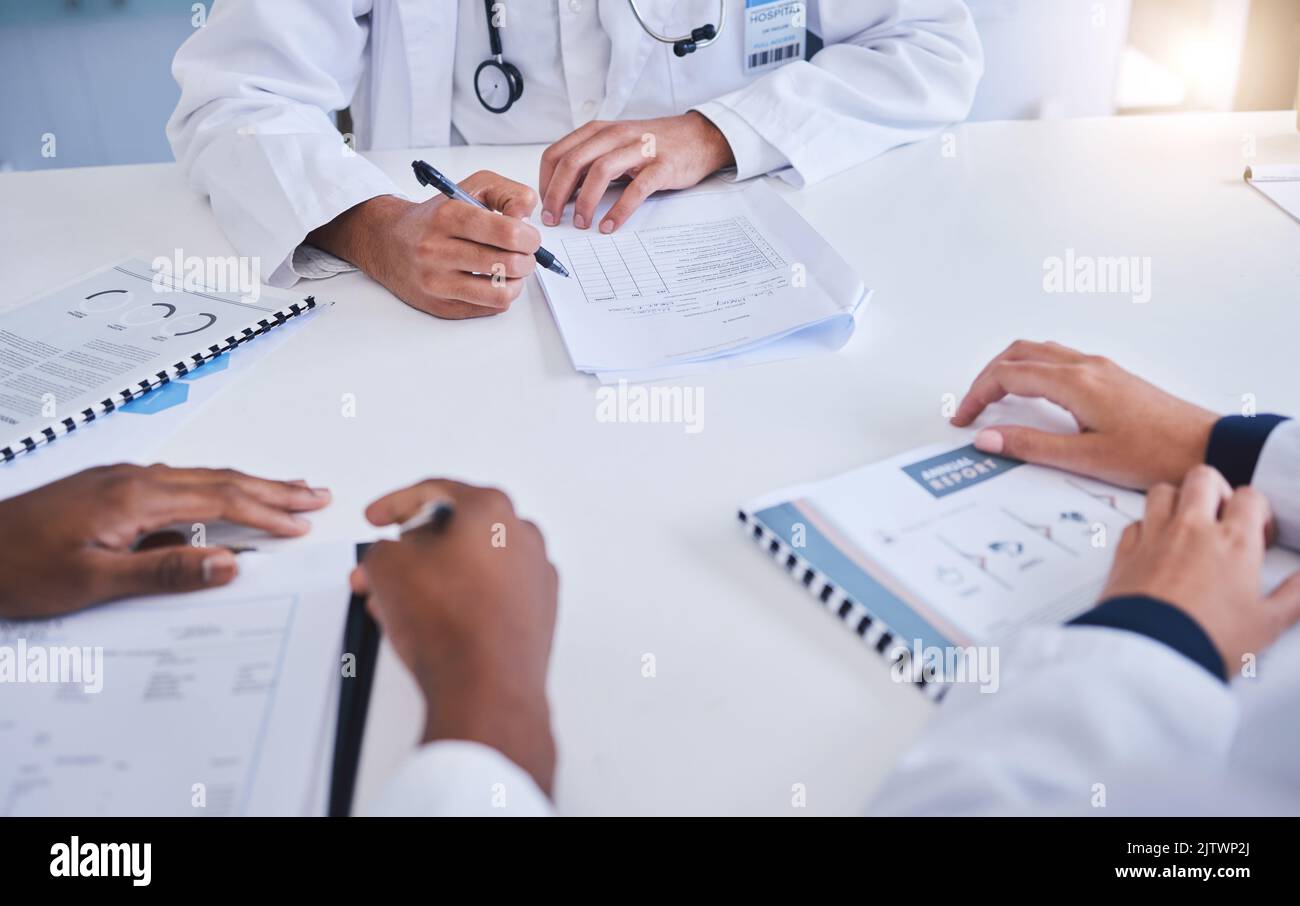 Diversity, Chirurgen oder Ärzte treffen, planen und zusammenarbeiten mit medizinischen Charts, Daten und Patientenberichten im Krankenhaus. Gesundheitsteam Stockfoto