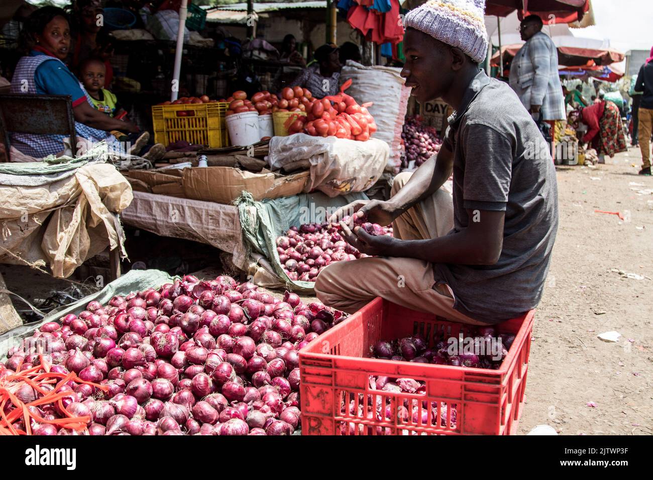 Nakuru, Kenia. 01. September 2022. Ein Händler verkauft Zwiebeln auf einem Frischemarkt in Nakuru Town. Die Inflation in Kenia stieg im August, dem Monat, in dem die Parlamentswahlen stattfanden, auf 8,5 %, wobei die Nahrungsmittelinflation bei 15,3 % lag. Der Anstieg ist seit März 2022 im Aufwärtstrend. (Foto von James Wakibia/SOPA Images/Sipa USA) Quelle: SIPA USA/Alamy Live News Stockfoto