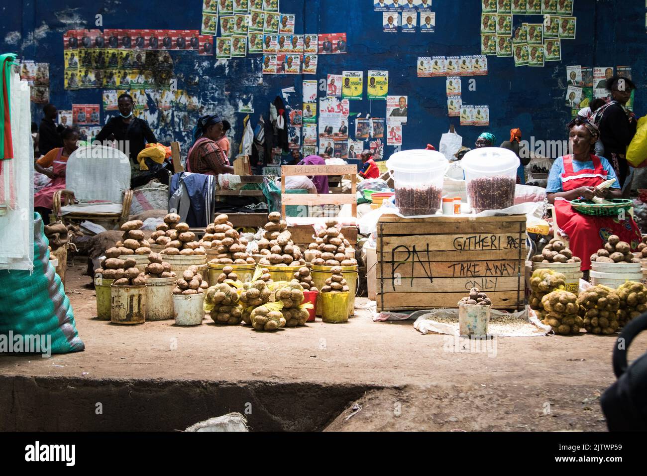 Nakuru, Kenia. 01. September 2022. Ein Händler verkauft Kartoffeln auf einem Frischemarkt in Nakuru Town. Die Inflation in Kenia stieg im August, dem Monat, in dem die Parlamentswahlen stattfanden, auf 8,5 %, wobei die Nahrungsmittelinflation bei 15,3 % lag. Der Anstieg ist seit März 2022 im Aufwärtstrend. (Foto von James Wakibia/SOPA Images/Sipa USA) Quelle: SIPA USA/Alamy Live News Stockfoto