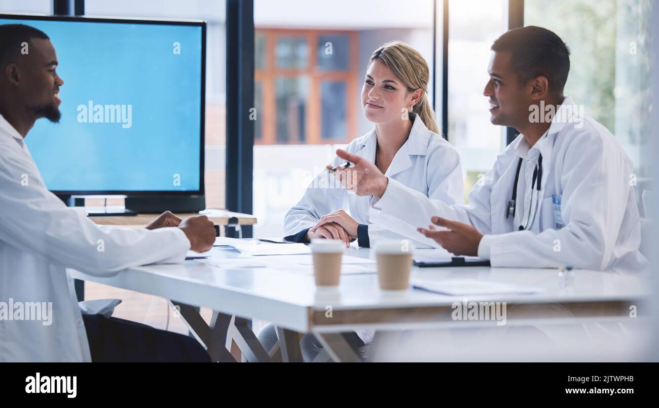 Arzt, Treffen und Team-Zusammenarbeit von medizinischen Fachkräften in einer Diskussion in einem Sitzungssaal im Krankenhaus. Vielfalt in einer Gruppe von Gesundheitsdienstleistungen Stockfoto