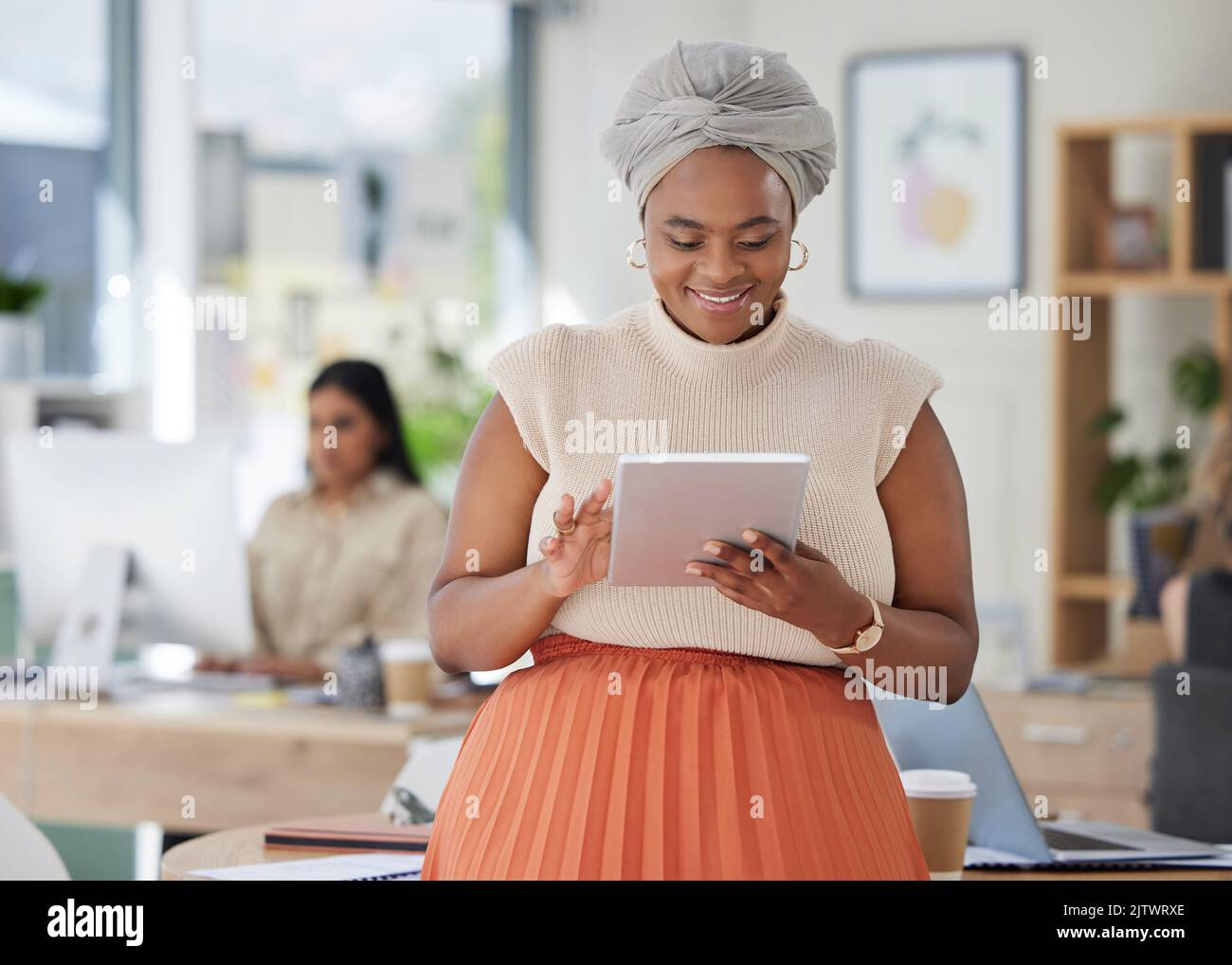 Schwarze Frau Business Planung Online-Digital-Tablet, Internet-und Web-Apps-Technologie in Startup-Agentur. Glücklicher Unternehmer, lächeln kreative Arbeiter und Stockfoto