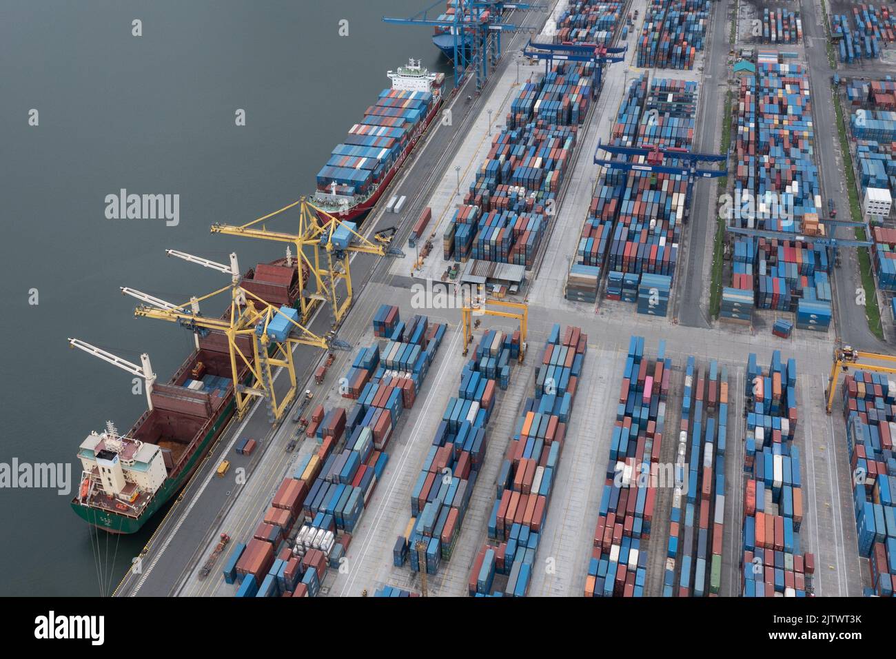Nachodka, Russland 5. August 2022 Stapel von Containern und