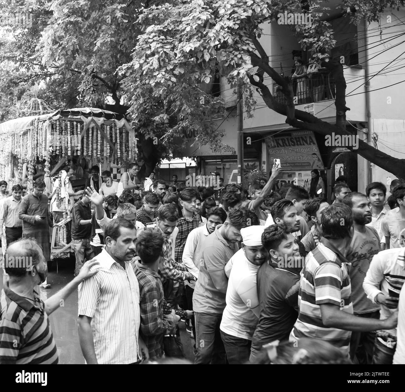 Neu-Delhi, Indien Juli 01 2022 - Eine riesige Versammlung von Anhängern aus verschiedenen Teilen von Delhi anlässlich der ratha yatra oder rathyatra. Rath für Lord Stockfoto Neu-Delhi, Indien Juli 01 2022 - Eine riesige Versammlung von Anhängern aus verschiedenen Teilen von Delhi anlässlich der ratha yatra oder rathyatra. Rath für Lord Stockfoto