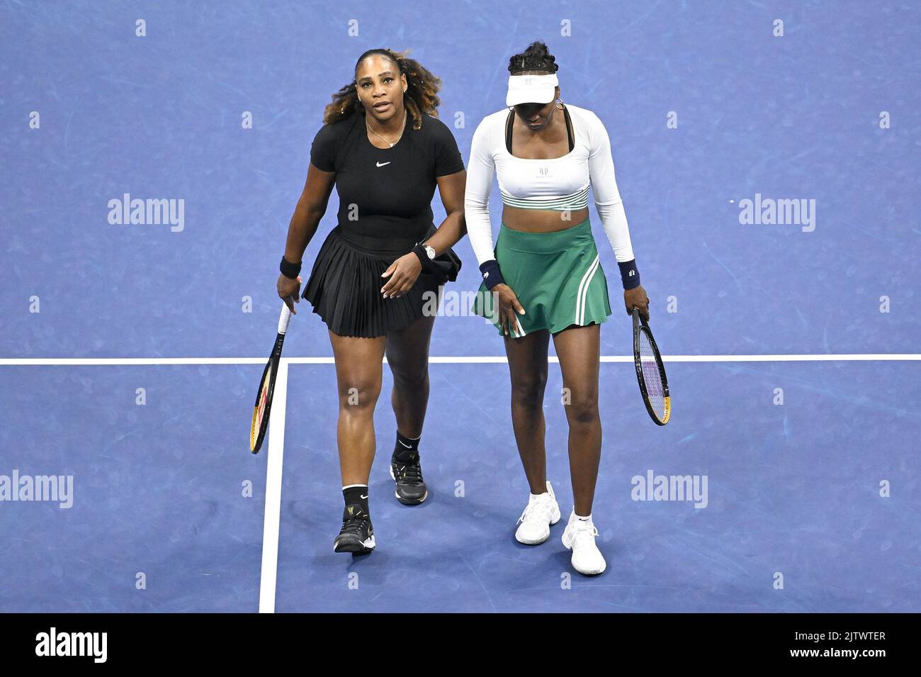 New York, USA. 01. September 2022. Die Schwestern Serena Williams (l.) und Venus Williams (r.) aus den Vereinigten Staaten gehen zusammen, nachdem sie im Doppelspiel der ersten Runde von Lucie Hradecká und Linda Nosková aus der Tschechischen Republik während der U.S. Open Tennis Championships 2022 besiegt wurden. Im Arthur Ashe Stadion im USTA Billie Jean King National Tennis Center in Flushing Meadows Corona Park New York, 1. September 2022. (Foto von Anthony Behar/Sipa USA) Quelle: SIPA USA/Alamy Live News Stockfoto