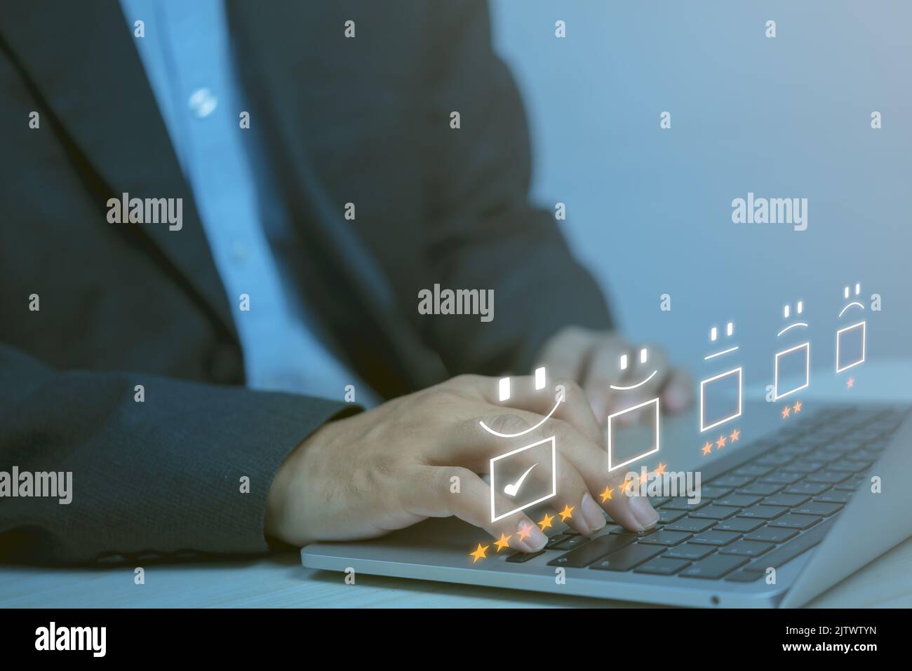 Zufriedenheitsumfrage und Kundenservice-Konzept.Geschäftsmann mit Computer-Notebook mit Smiley-Gesicht-Symbol 5 Sterne. Stockfoto