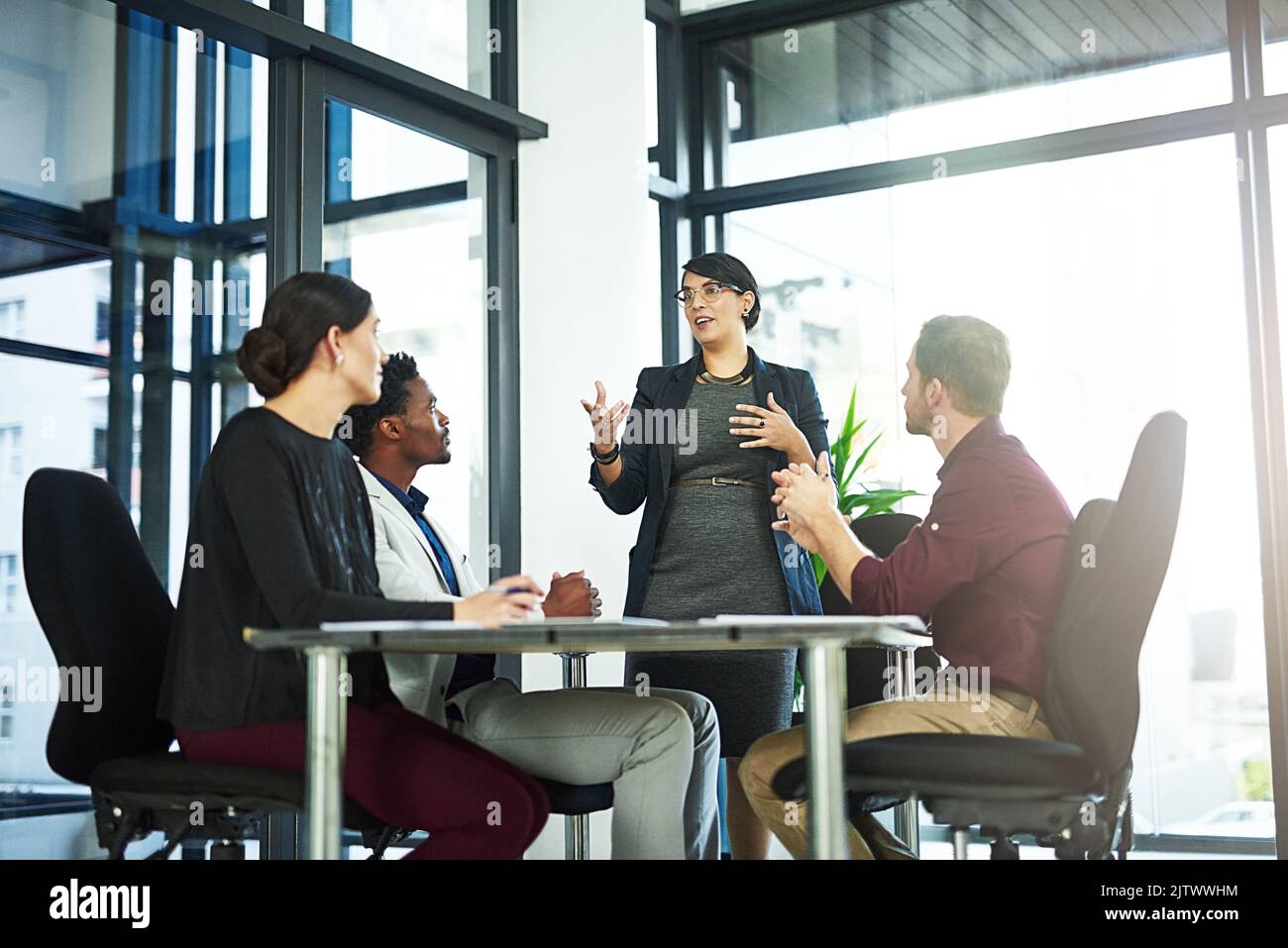 Lösung von Problemen und Suche nach neuen Lösungen. Eine Geschäftsfrau, die ihren Mitarbeitern eine Präsentation vorstellt. Stockfoto
