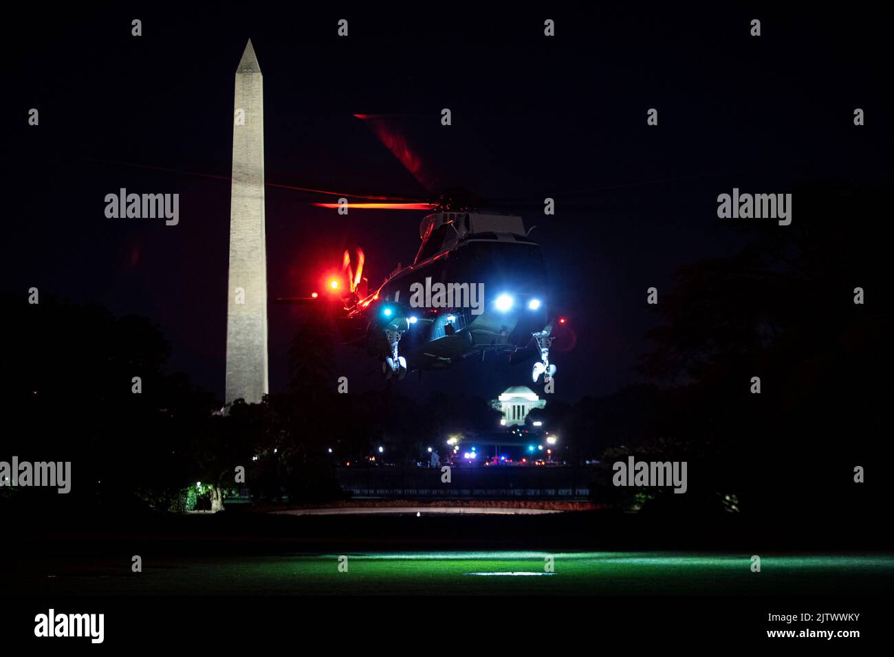 Washington, DC, USA. 1. September 2022. Marine One, der US-Präsident Joe Biden trägt, trifft am Donnerstag, den 1. September, auf dem South Lawn des Weißen Hauses in Washington, DC, USA, ein. 2022. Biden argumentierte, dass die Anhänger von Donald Trump heute Abend in Philadelphia eine Bedrohung für die US-Demokratie und die Wahlen des Landes darstellen. Quelle: Al Drago/Pool via CNP/dpa/Alamy Live News Stockfoto