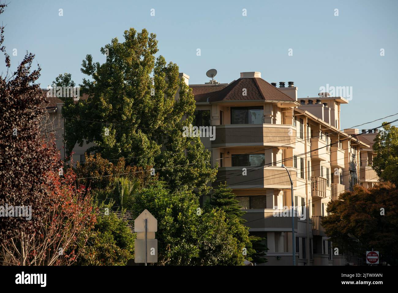 Nachmittagsansicht eines Wohnviertels in der Nähe der Innenstadt von San Leandro, Kalifornien, USA. Stockfoto