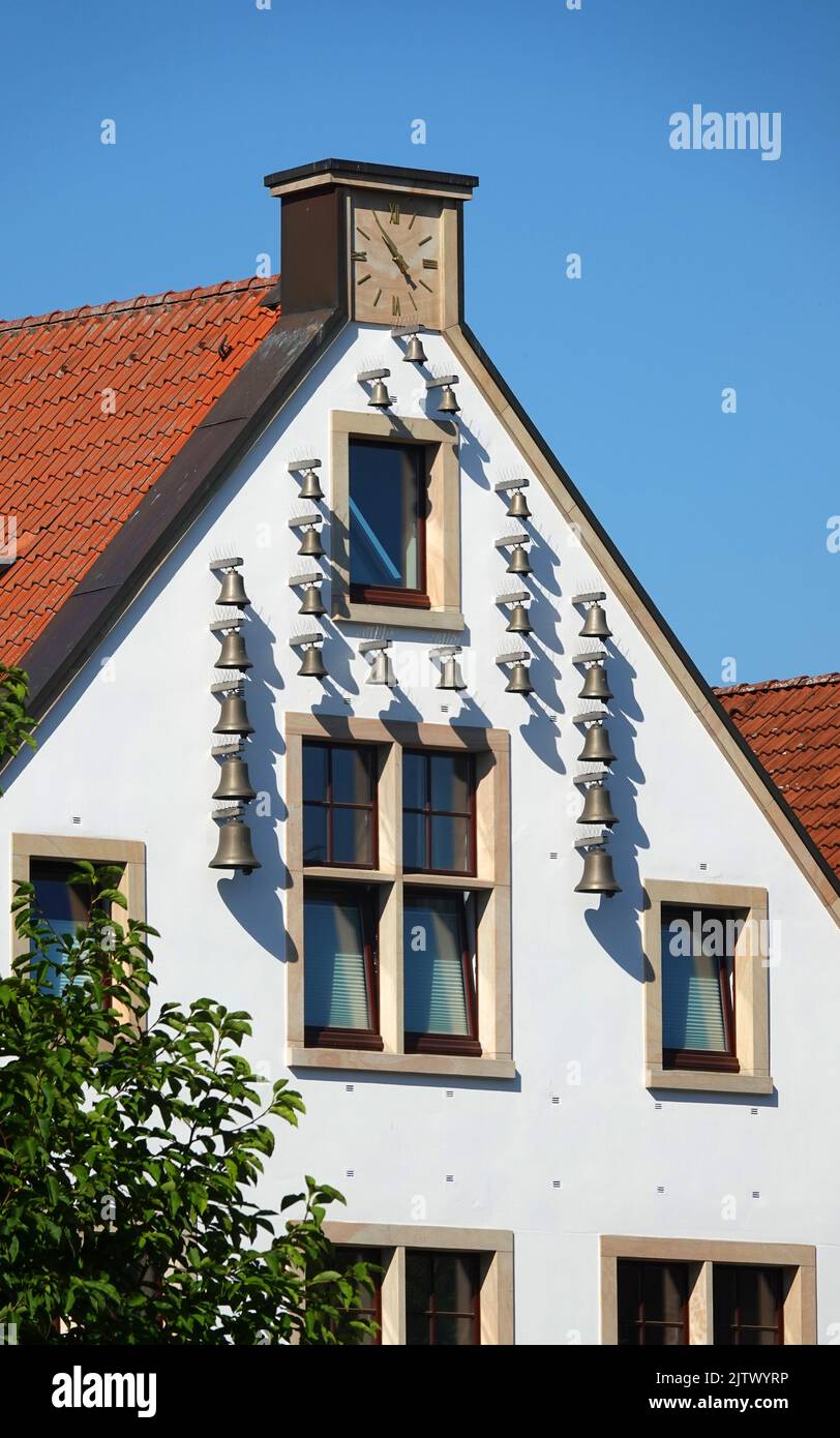 Rheine, NRW, Deutschland - August 24 2022 auf dem Giebel dieses Hauses in Rheine ist ein Glockenspiel an der Wand befestigt. Es heißt „Glockenhaus“ Stockfoto