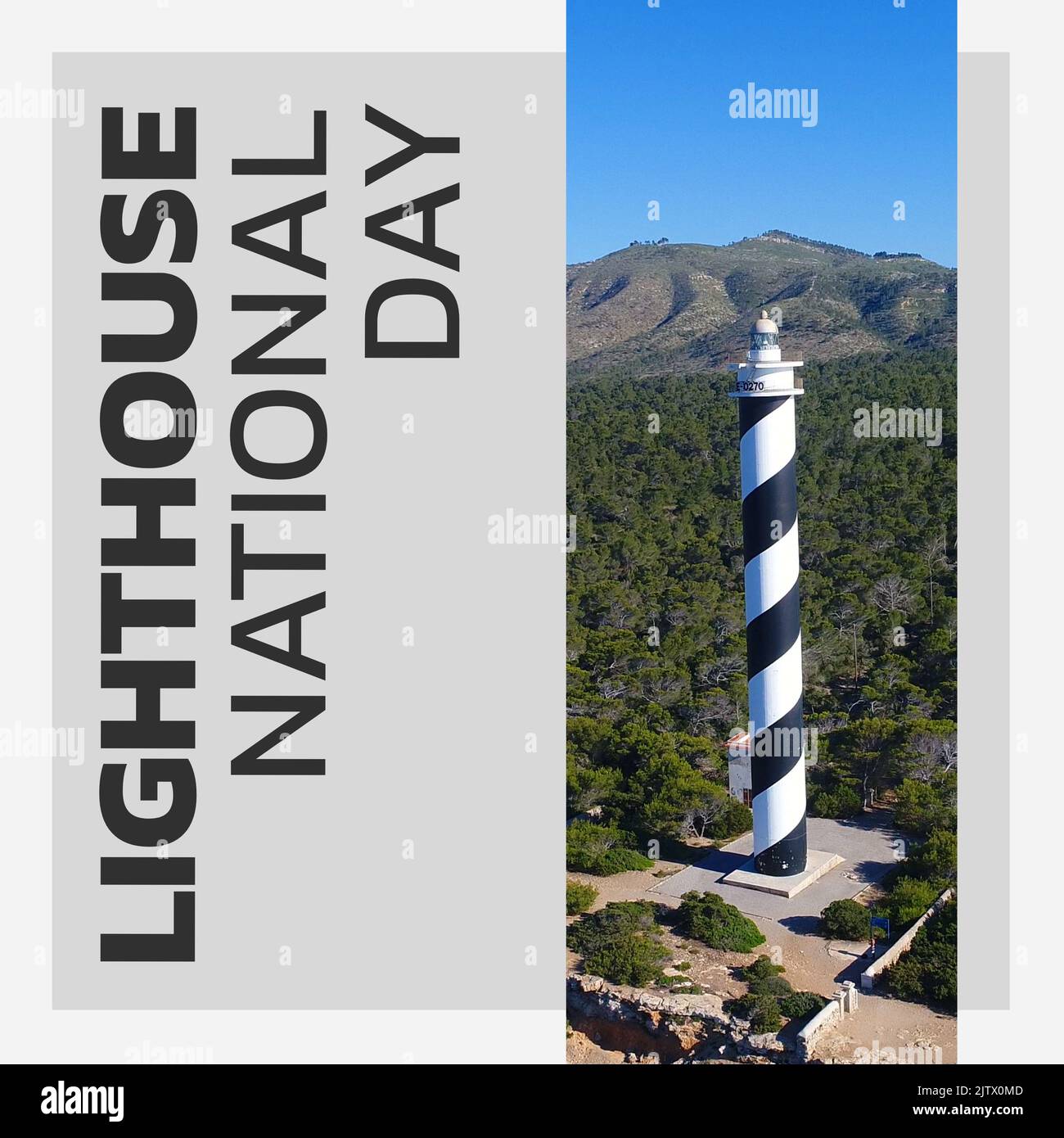 Zusammensetzung aus Leuchtturm Nationaltext und Blick auf Leuchtturm und Berg gegen klaren blauen Himmel Stockfoto