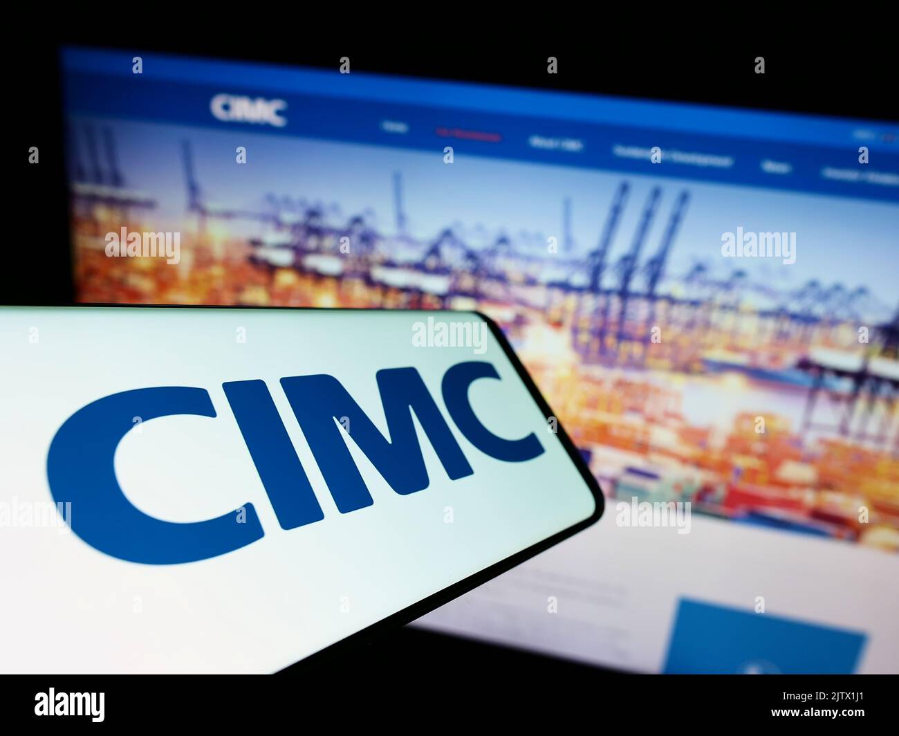 Smartphone mit Logo der China International Marine Containers (CIMC) auf dem Bildschirm vor der Business-Website. Konzentrieren Sie sich auf die Mitte des Telefondisplays. Stockfoto