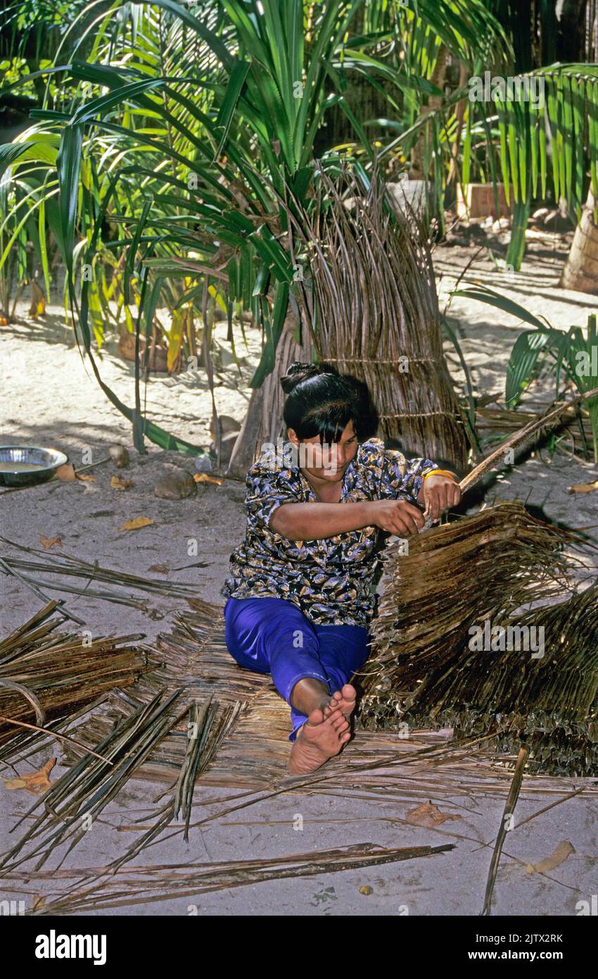 Maledivische Frau webt getrocknete Palmblätter, Heimatinsel Mahembadhoo, Malediven, Indischer Ozean, Asien Stockfoto