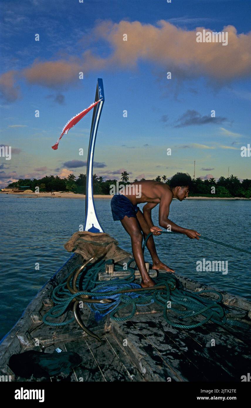 Maledivische Fischer, die bei Sonnenuntergang ankern, Lagune der Heimatinsel Mahembadhoo, Malediven, Indischer Ozean, Asien Stockfoto