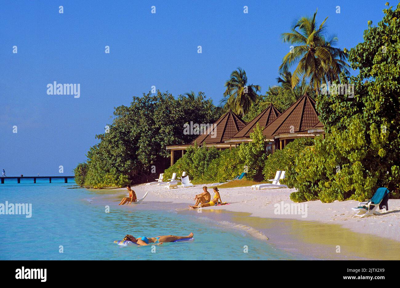 Strandleben auf der maledivischen Insel Komandhoo, ein Ferienort auf dem Laviyani Atoll, Malediven, Indischer Ozean, Asien Stockfoto