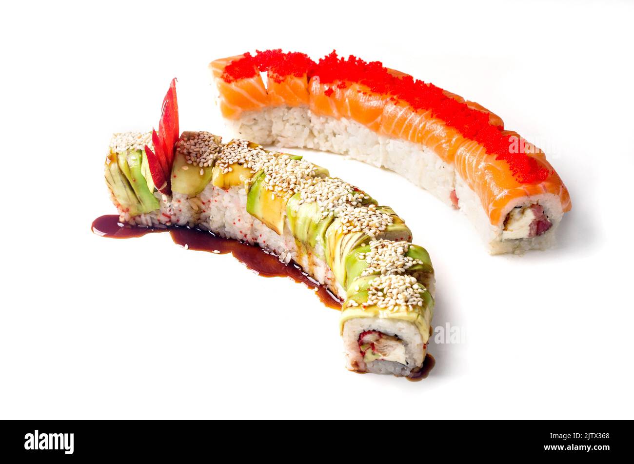 Sushi Drachen Set Mix. Zwei verschiedene Drachen-Sushi-Rollen auf weißem Hintergrund. Stockfoto