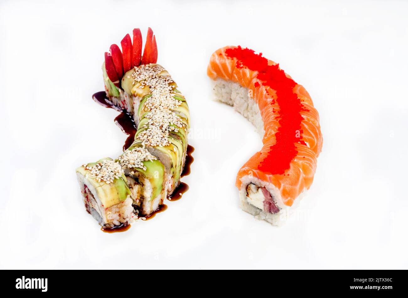Sushi Drachen Set Mix. Zwei verschiedene Drachen-Sushi-Rollen auf weißem Hintergrund. Stockfoto