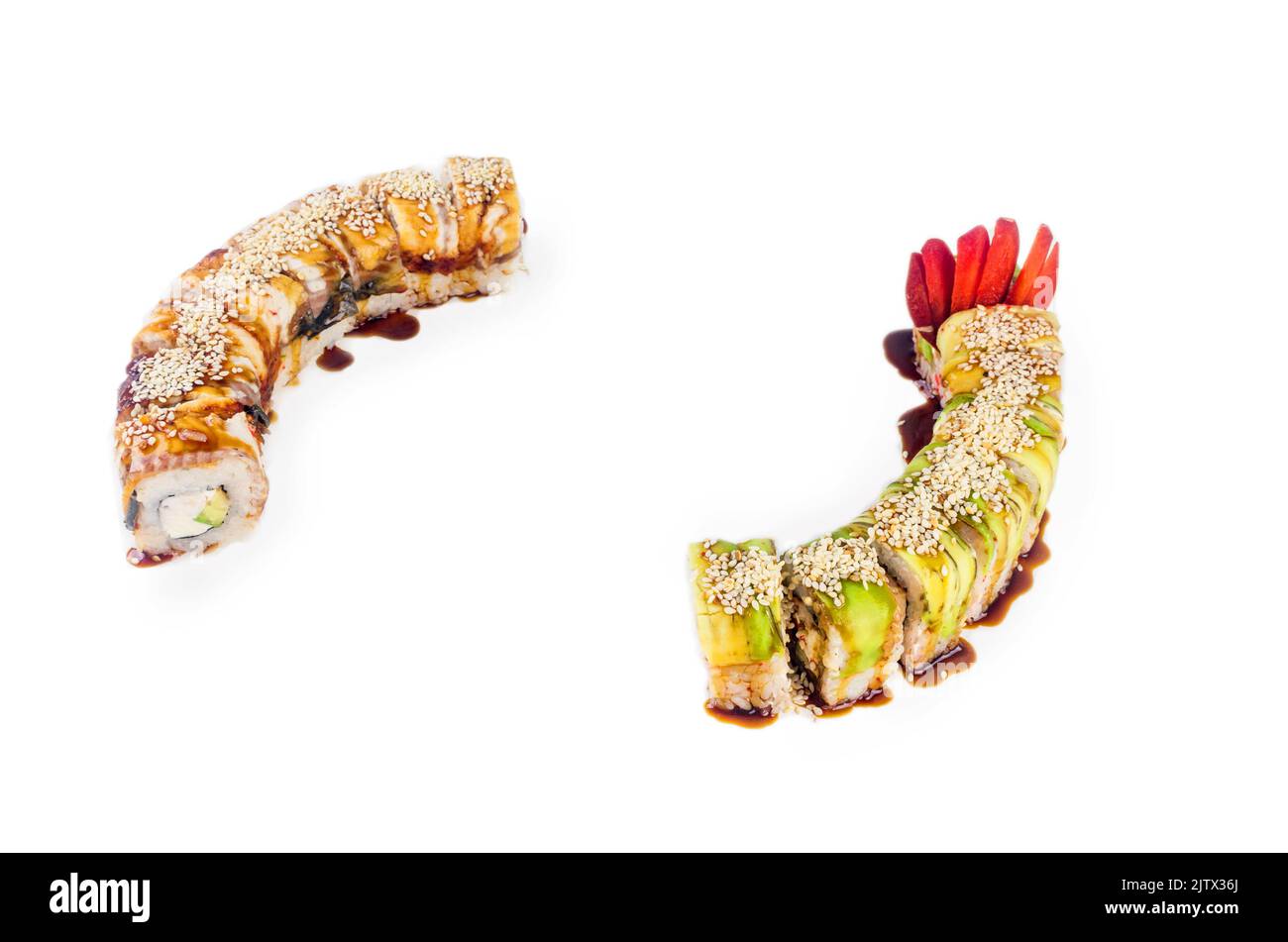 Sushi Drachen Set Mix. Zwei verschiedene Drachen-Sushi-Rollen auf weißem Hintergrund. Stockfoto