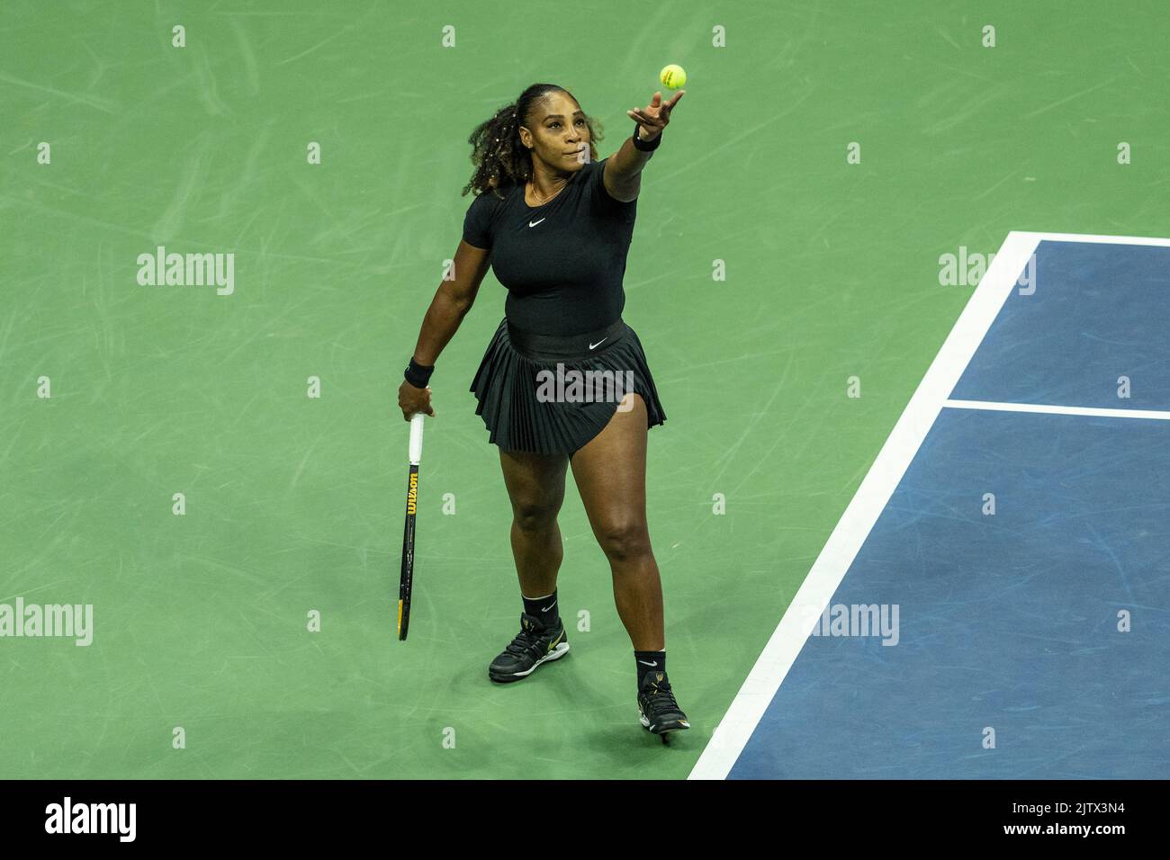 Serena Williams in Aktion mit Venus Williams während der 1. Runde der Frauen verdoppelt US Open Championships gegen Lucie Hradecka und Linda Noskova aus der Tschechischen Republik im Billie Jean King National Tennis Center Stockfoto