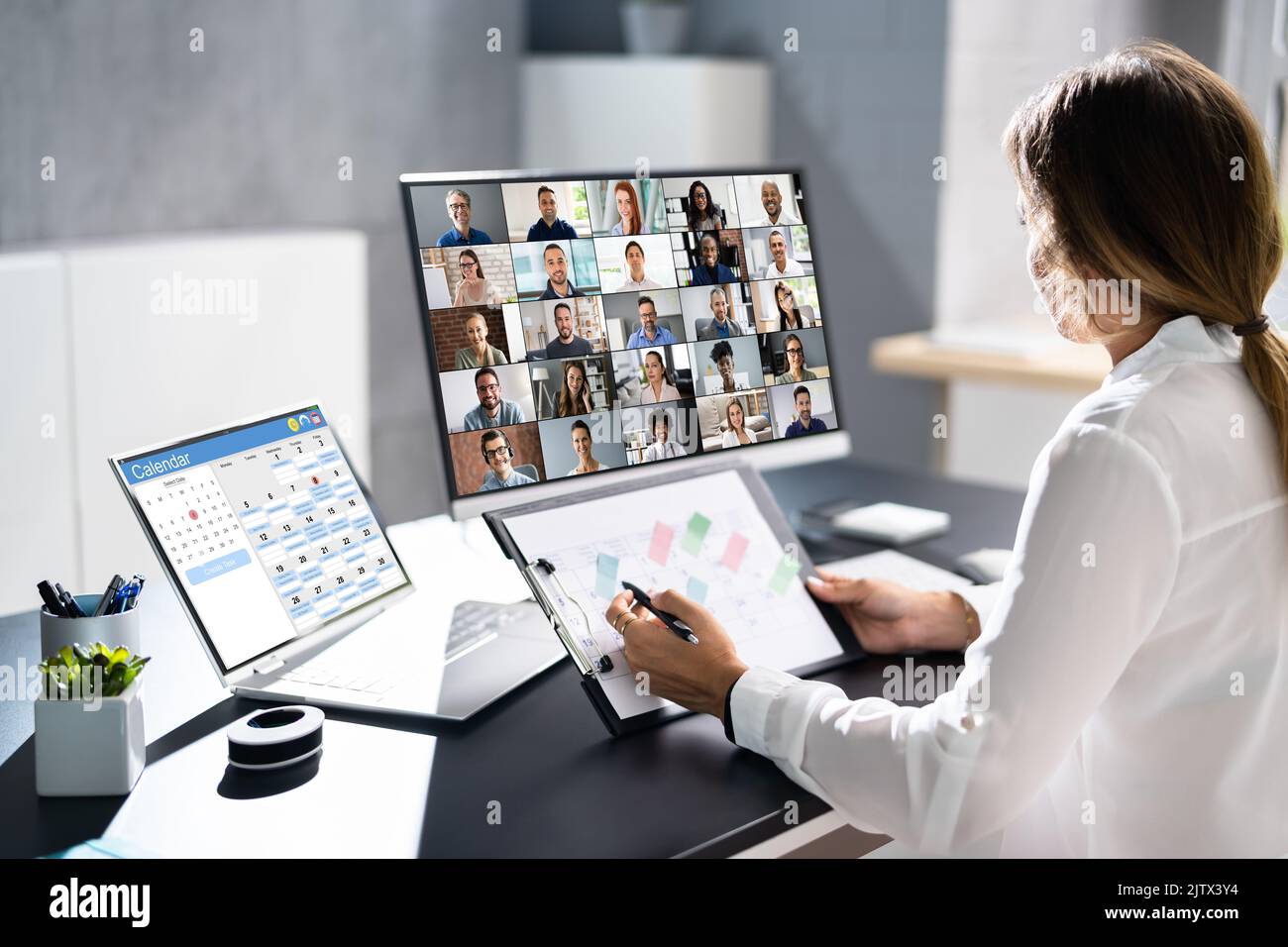 Remote-Webinar zum Online-Personal auf einem Desktop-PC Stockfoto