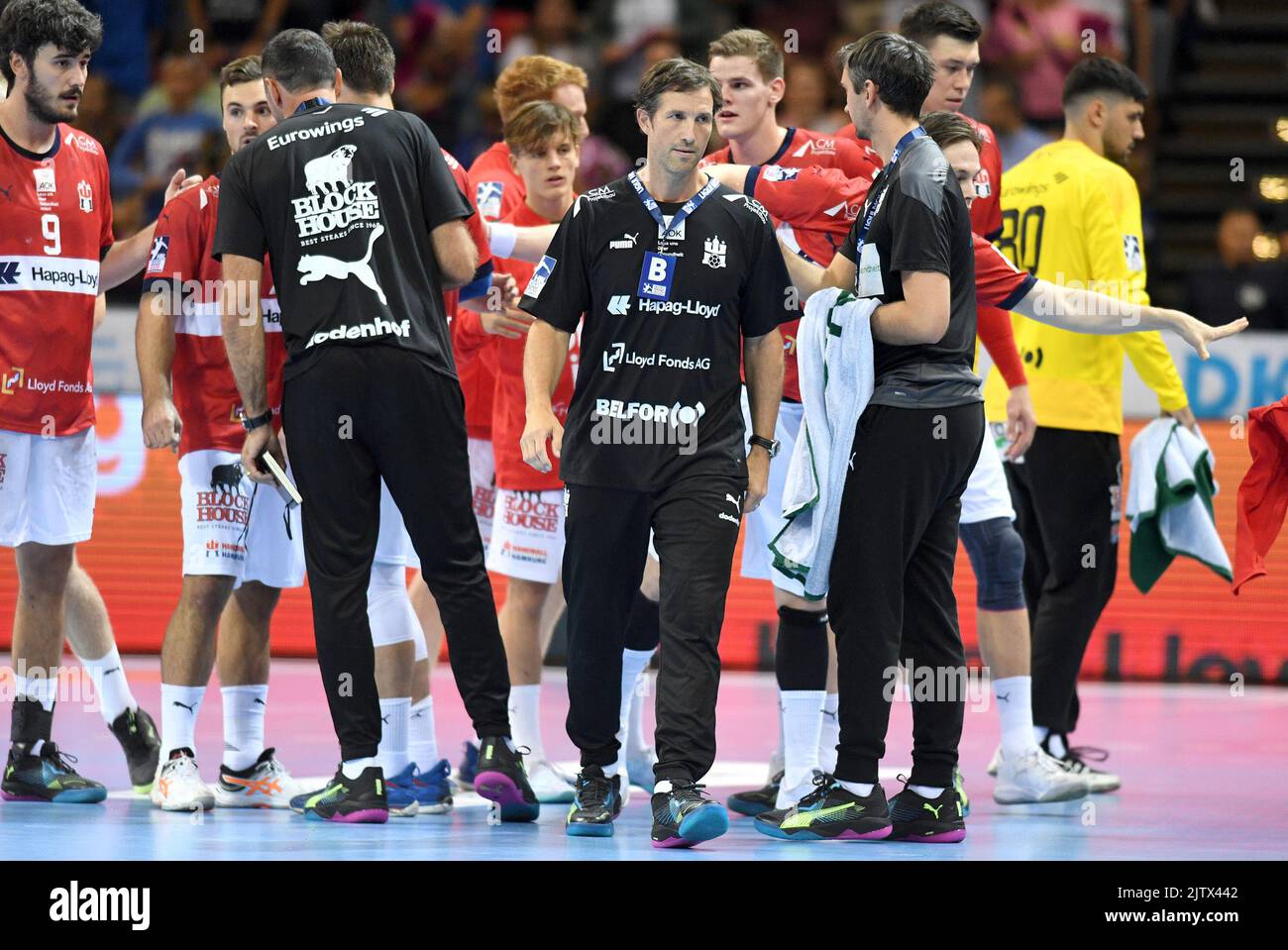 Hamburg, Deutschland. 01. September 2022. Handball: Bundesliga, HSV Hamburg - SG Flensburg-Handewitt in der Barclays Arena. Trainer Torsten Jansen (M, HSV Handball) und sein Team nach dem Spiel. Quelle: Michael Schwartz/dpa/Alamy Live News Stockfoto