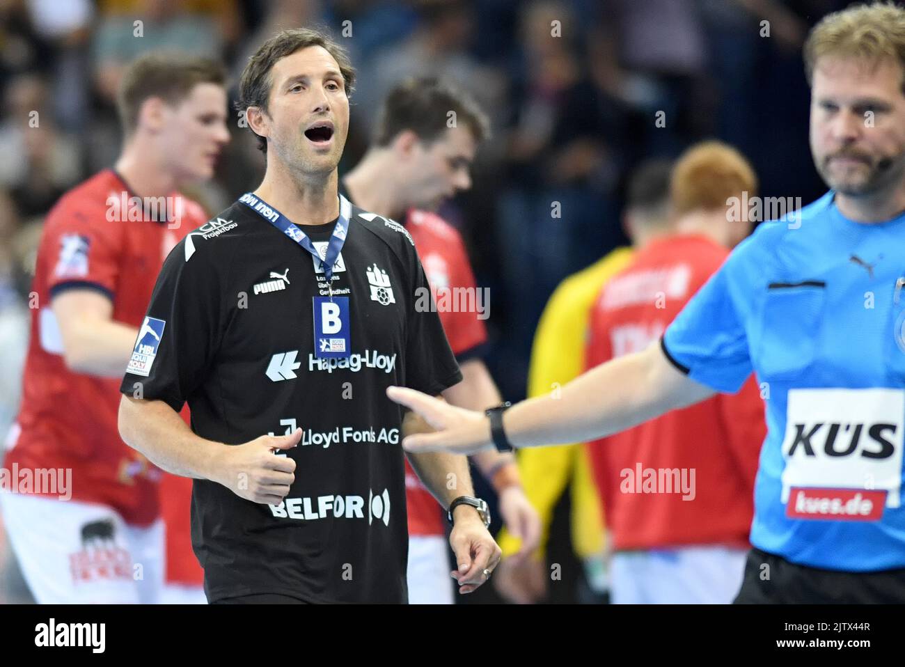 Hamburg, Deutschland. 01. September 2022. Handball: Bundesliga, HSV Hamburg - SG Flensburg-Handewitt in der Barclays Arena. Trainer Torsten Jansen (2. von links, HSV Handball) muss mit dem Schiedsrichter sprechen. Quelle: Michael Schwartz/dpa/Alamy Live News Stockfoto