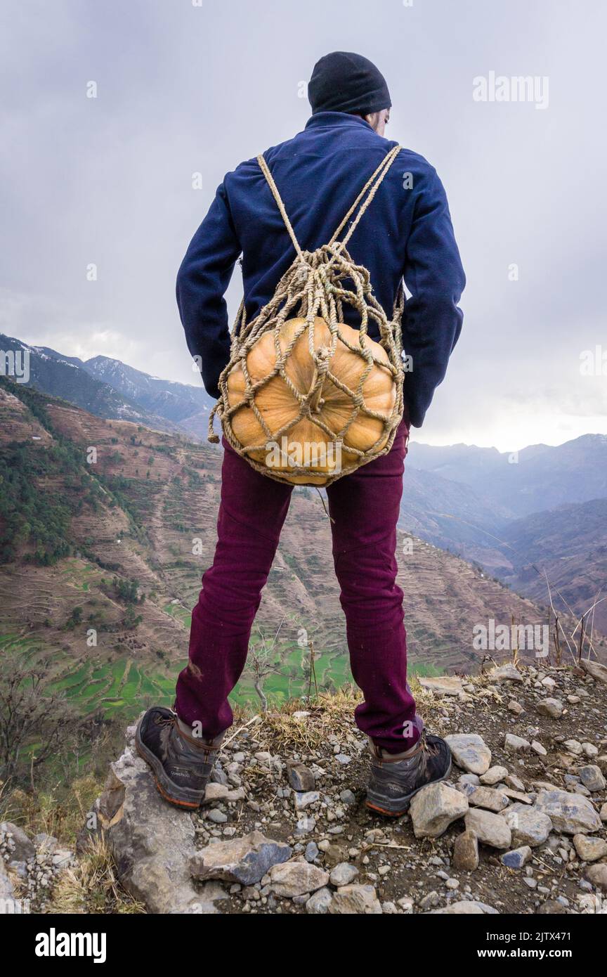 5.. Februar 2021. Uttarakhand Indien.Eine Nahaufnahme eines Mannes, der einen großen Kürbis in einem handgefertigten Seil trägt, das einen Korb trägt. Himalaya-Region Stockfoto