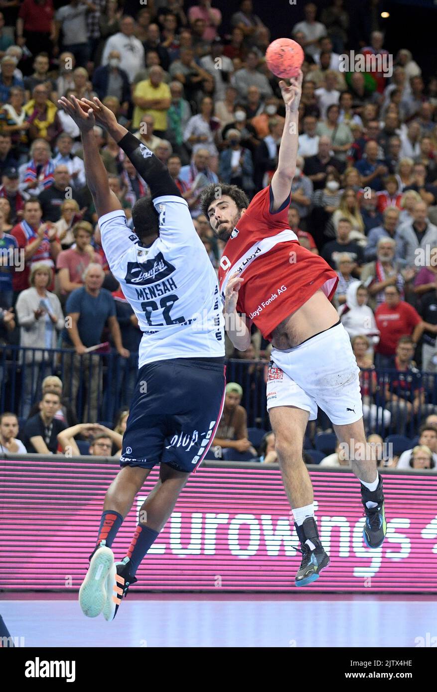Hamburg, Deutschland. 01. September 2022. Handball: Bundesliga, HSV Hamburg - SG Flensburg-Handewitt in der Barclays Arena. Jacob Ahrenth Lassen (HSV Handball) vor Flensburgs Mads Mensah Larsen (l.). Quelle: Michael Schwartz/dpa/Alamy Live News Stockfoto