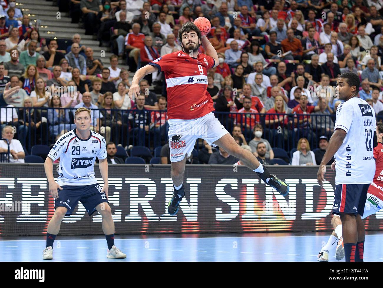 Hamburg, Deutschland. 01. September 2022. Handball: Bundesliga, HSV Hamburg - SG Flensburg-Handewitt in der Barclays Arena. Jacob Ahrenth Lassen (HSV Handball) beim Sprung. Quelle: Michael Schwartz/dpa/Alamy Live News Stockfoto
