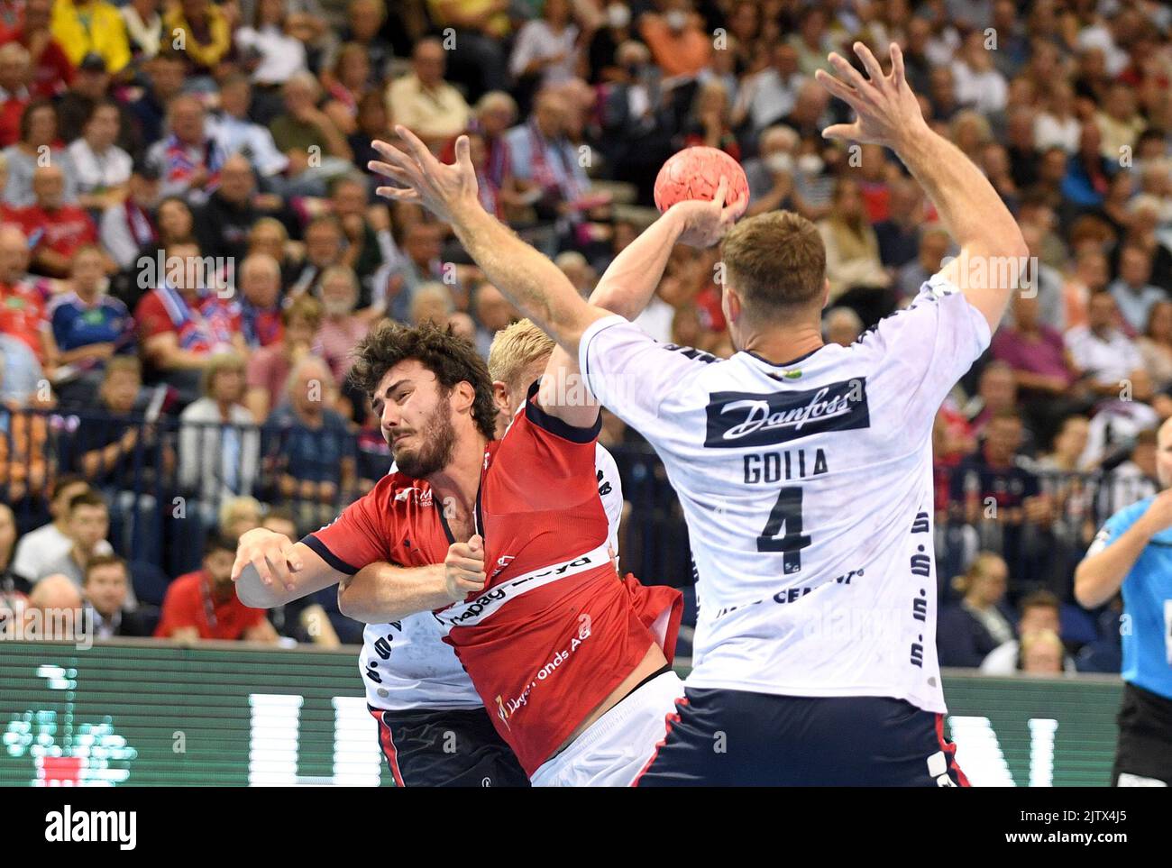Hamburg, Deutschland. 01. September 2022. Handball: Bundesliga, HSV Hamburg - SG Flensburg-Handewitt in der Barclays Arena. Jacob Ahrenth Lassen (HSV Handball, M) zwischen Anton Lindskog (bedeckt) und Johannes Golla (Nr 4). Quelle: Michael Schwartz/dpa/Alamy Live News Stockfoto