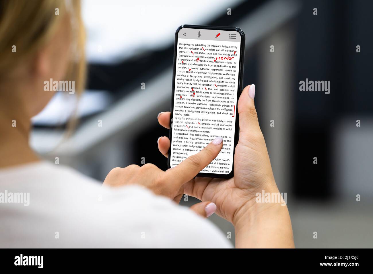 Korrekturlesen Von Buchskripten In Der Handy-App Bearbeiten Stockfoto