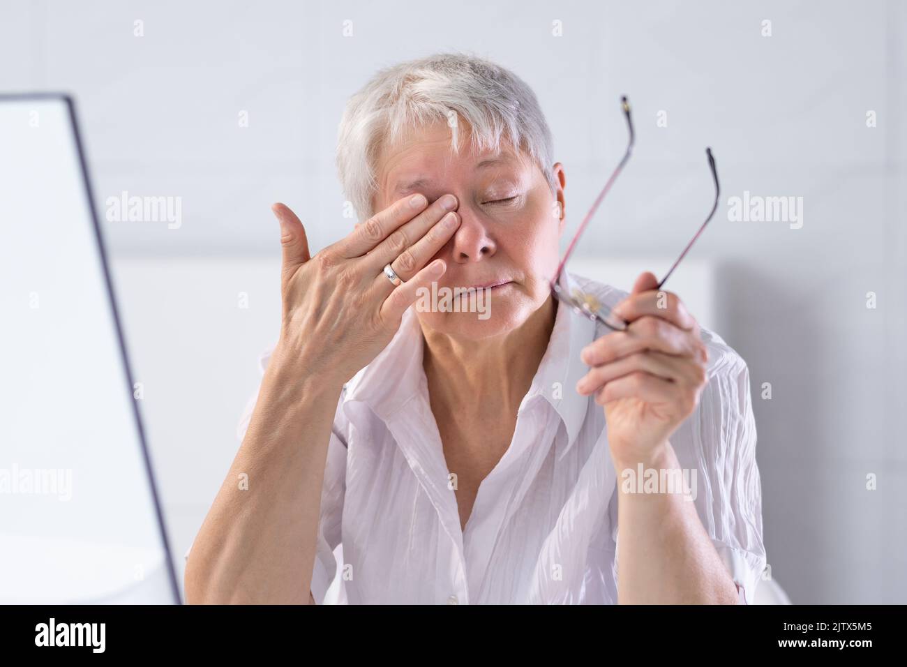 Augenschmerzen Und Entzündungen. Frau Mit Retina Müdigkeit Und Krämpfe Stockfoto
