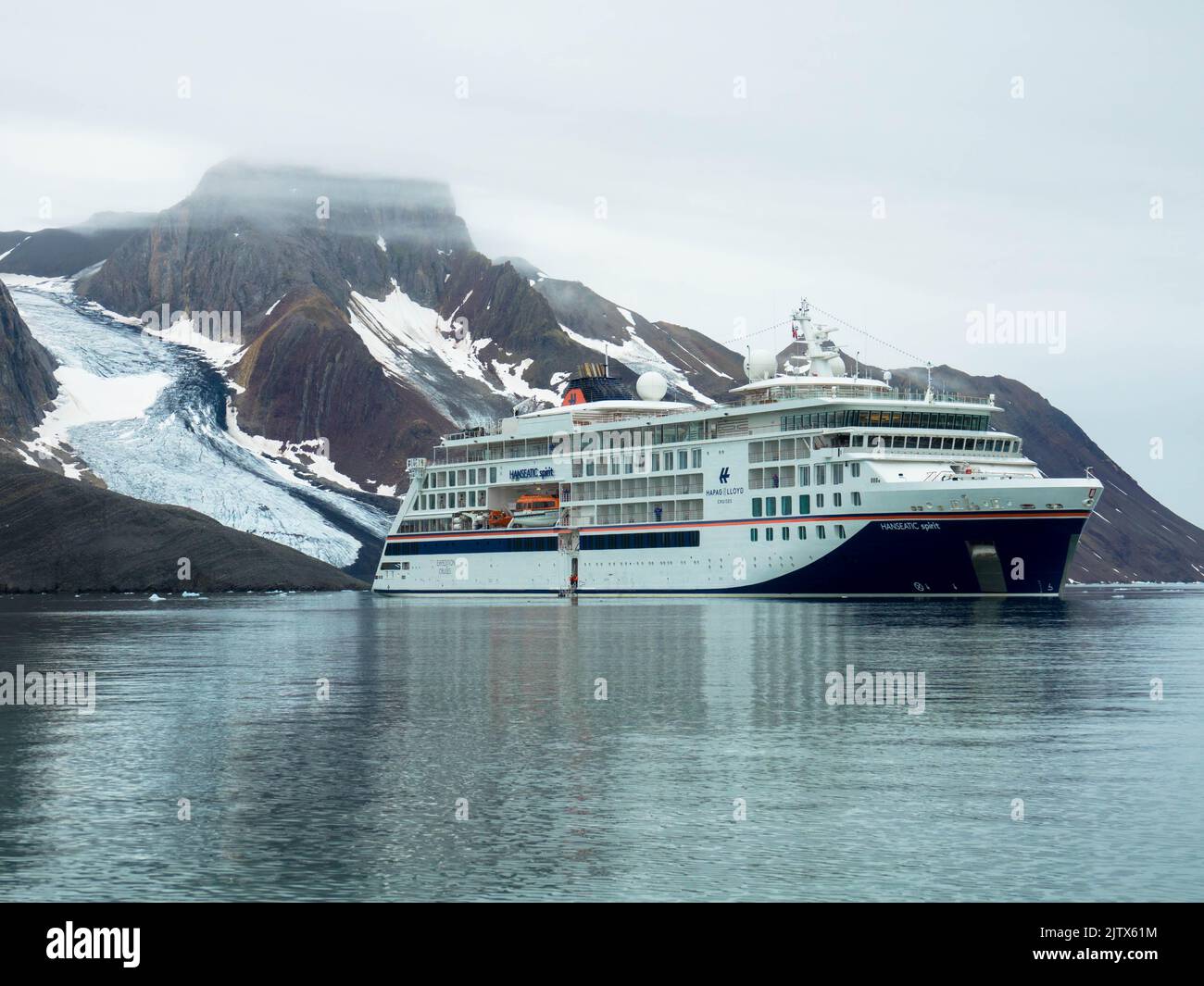 Expeditionsschiff MS Hanseatic Spirit vor einem Gletscher. Spitzbergen, Norwegen. 27. Juli 2022 Stockfoto